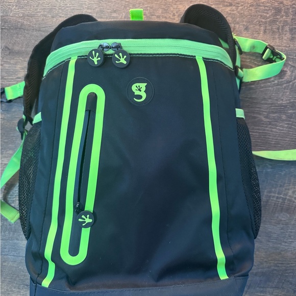 Opticiol 24 Can Black & Green Backpack Cooler Geckobrand - Picture 4 of 7